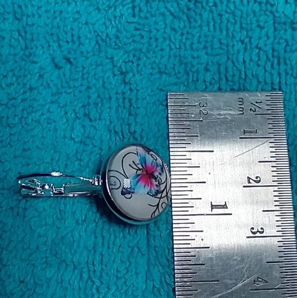 Silvertone butterfly wire pierced lever earrings - Picture 4 of 5